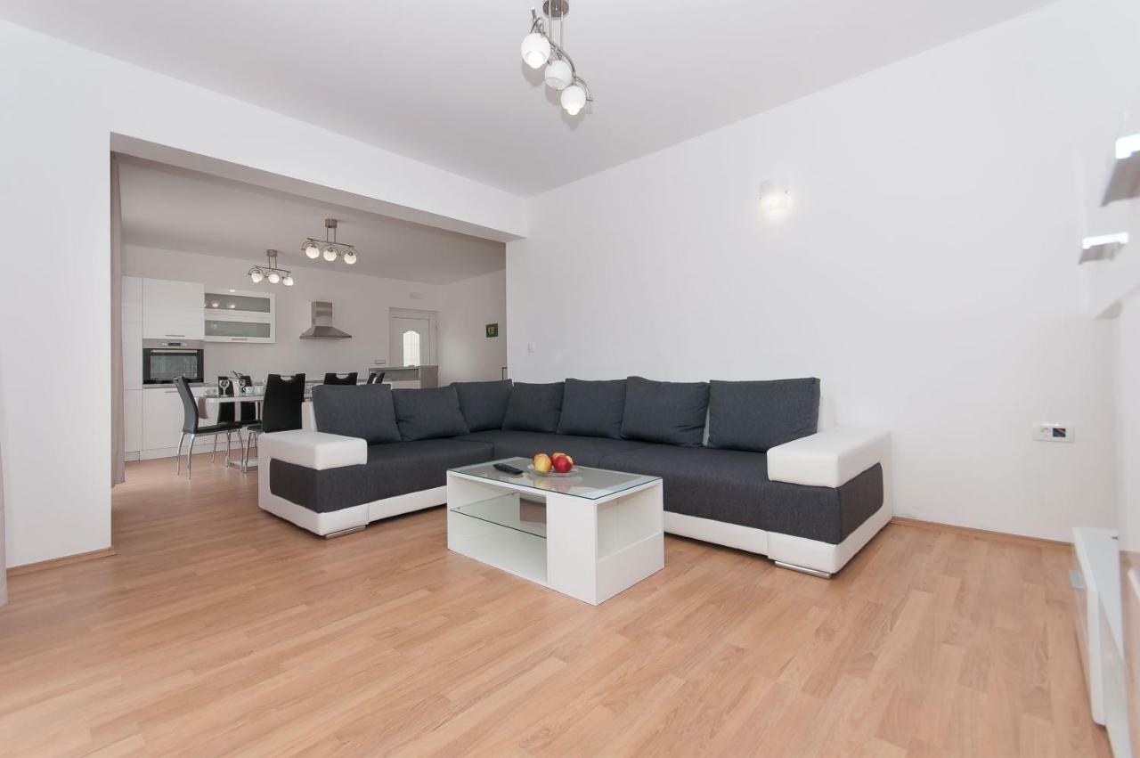 Apartman Mira- אומיס מראה חיצוני תמונה