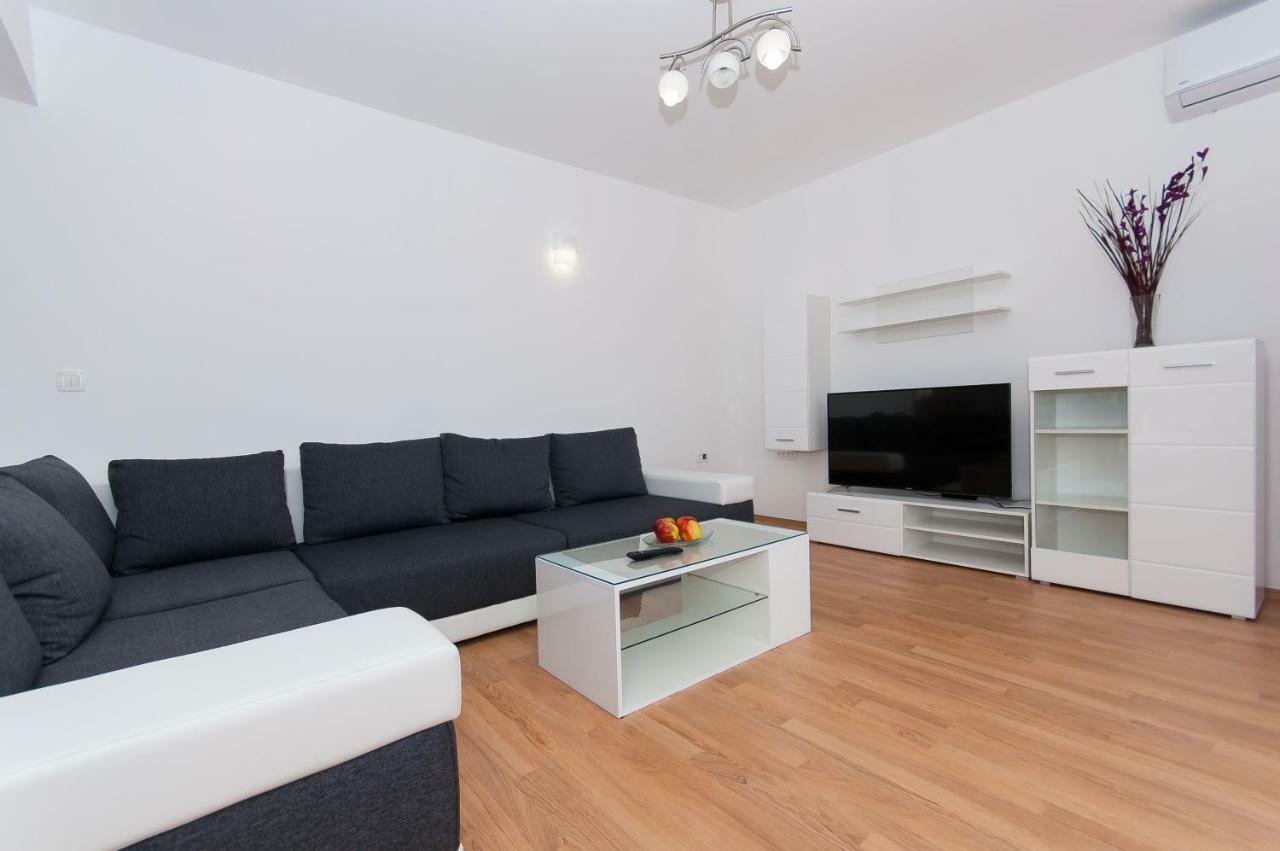 Apartman Mira- אומיס מראה חיצוני תמונה